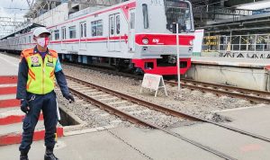 Petugas KRL