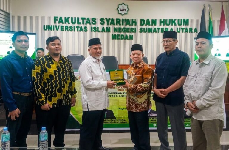 Senator KH. Muhammad Nuh di UIN Sumut: Merajut Harapan Daerah dalam Bingkai Hukum Tata Negara Senator KH. Muhammad Nuh di UIN Sumut: Merajut Harapan Daerah dalam Bingkai Hukum Tata Negara