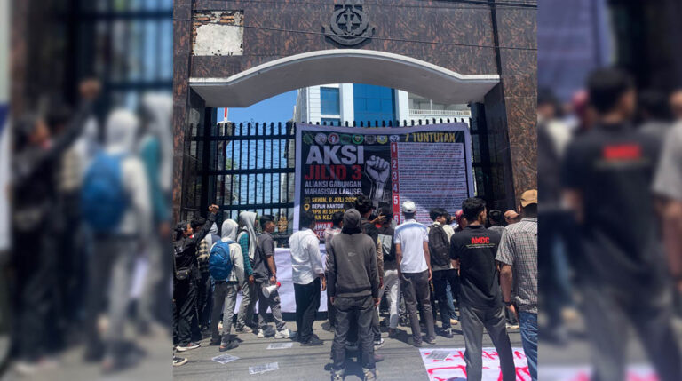 Mahasiswa Labusel Geruduk Kejatisu, Desak Bupati Diperiksa Soal Jembatan Rp36 M Sampai OTT Dinkes yang ‘Senyap’ Mahasiswa Labusel Geruduk Kejatisu, Desak Bupati Diperiksa Soal Jembatan Rp36 M Sampai OTT Dinkes yang 'Senyap'